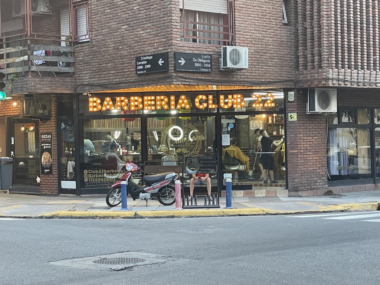 Fachada de Barberia Club 22 en Núñez con su cartel luminoso
